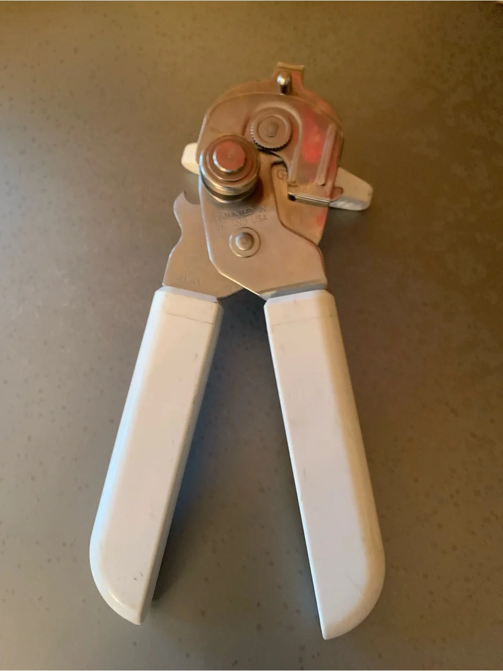 The Pampered Chef safety smooth edge, manual WHITE and SILVER can opener.